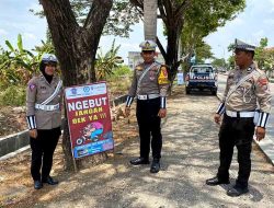 Peduli Pengguna Jalan, Satlantas Polres Lamongan Pasang dan Cek Banner Himbauan di Jalur Rawan Laka