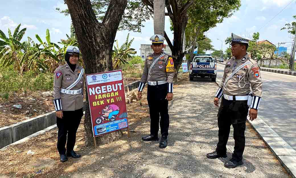 Peduli Pengguna Jalan, Satlantas Polres Lamongan Pasang Dan Cek Banner Himbauan Di Jalur Rawan Laka