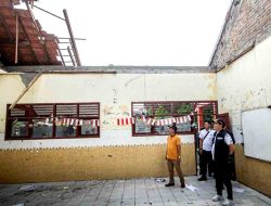 Plt Bupati Sidoarjo Subandi Minta Perbaikan Kelas SDN Tropodo 1 yang Ambruk Segera Dilakukan
