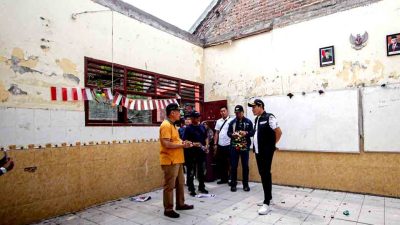 Plt Bupati Sidoarjo Subandi Minta Kelas Sdn Tropodo 1 Yang Ambruk Segera Diperbaiki 2