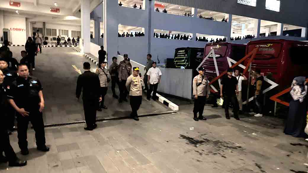 Polres Lamongan Laksanakan Pengamanan Ketat Debat Publik Kedua Pemilihan Bupati Dan Wakil Bupati Lamongan 2024 Di Surabaya