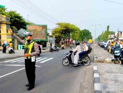 Polsek Babat Laksanakan Pelayanan Keamanan Bagi Anak-Anak di SMP Negri 1 Babat Pagi Pengaturan Lalulintas