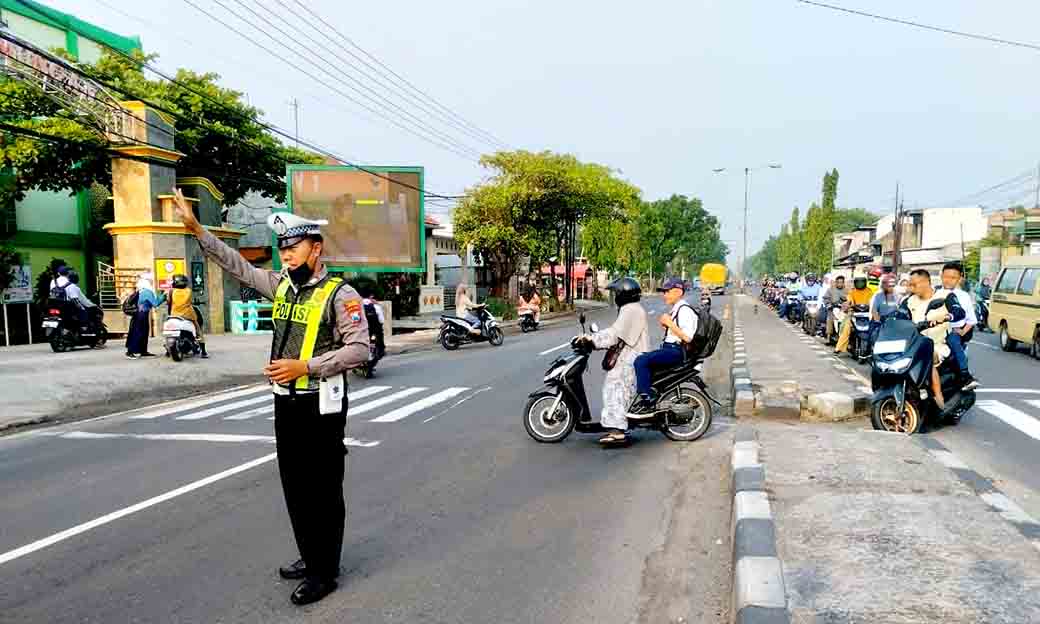 Polsek Babat Laksanakan Pelayanan Keamanan Bagi Anak Anak Di Smp Negri 1 Babat Pagi