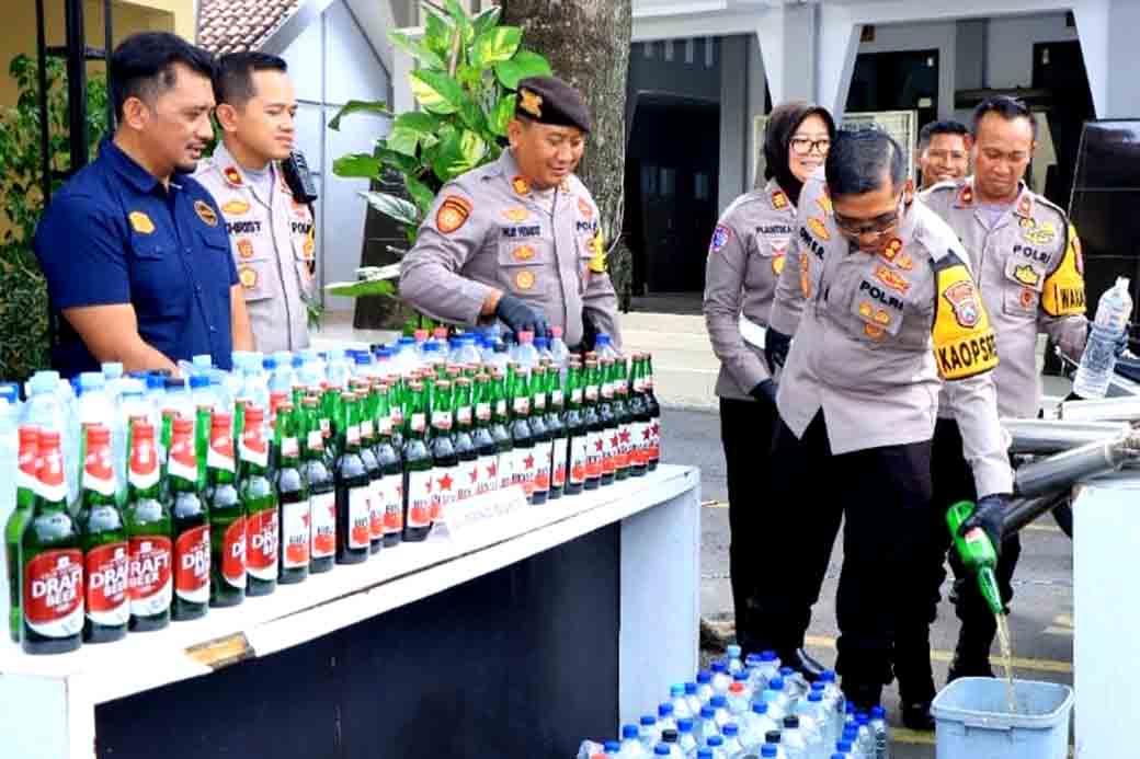 Akhir Tahun 2024, Polres Ngawi Musnahkan Ribuan Liter Miras. Cegah Eforia Malam Pergantian Tahun Baru Dengan Miras