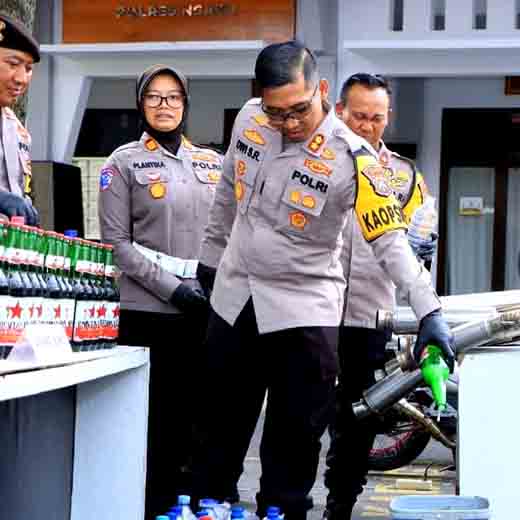 Akhir Tahun 2024, Polres Ngawi Musnahkan Ribuan Liter Miras. Cegah Eforia Malam Pergantian Tahun Baru Dengan Miras 3