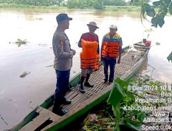 Anggota Polsek Babat Memberikan Himbauan Kepada Pemilik Perahu Jasa Penyebaran