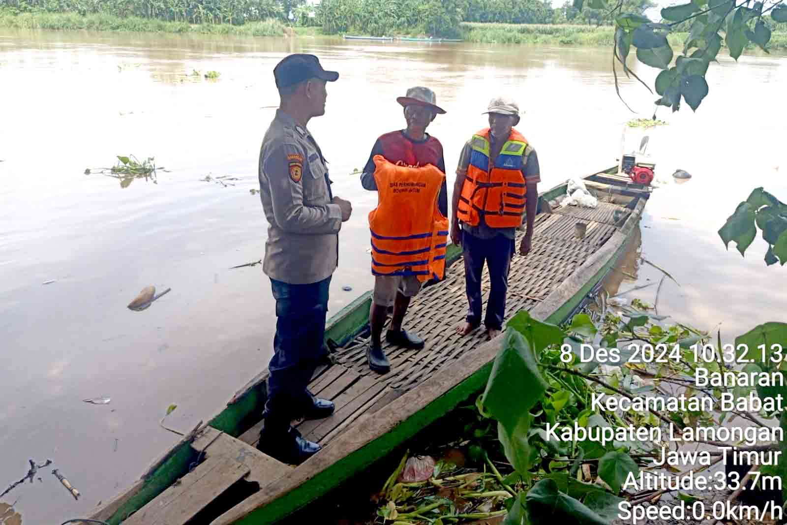 Anggota Polsek Babat Memberikan Himbauan Kepada Pemilik Perahu Jasa Penyebaran
