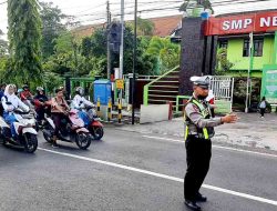 Anggota Polsek Babat laksanakan Pengaturan arus lalu lintas di Depan SMPN 1 Babat