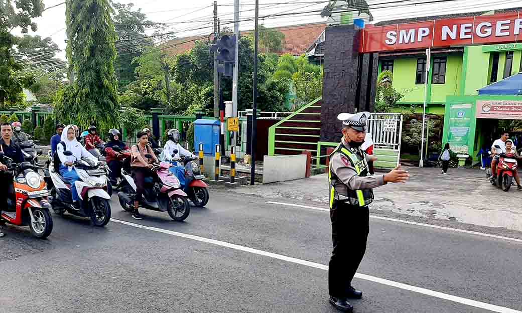 Anggota Polsek Babat Laksanakan Pengaturan Arus Lalu Lintas Di Depan Smpn 1 Babat