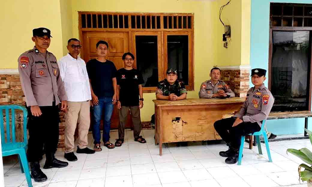 Anggota Polsek Laren Bersama Koramil 0812 Melaksanakan Pengamanan Gudang Logistik Ppk Kecamatan Laren