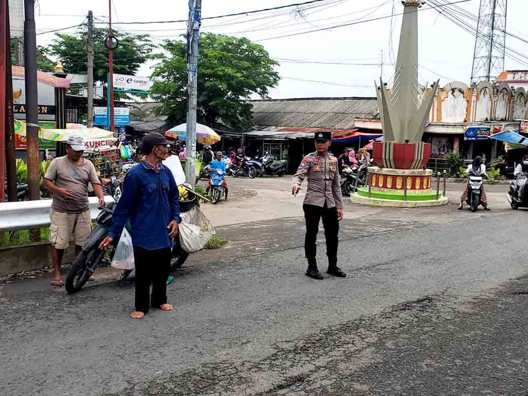 Anggota Polsek Laren Hadir Di Tengah Masyarakat Laksankan Commander