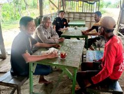 Anggota Polsek Laren Temui Warga di Warung Kopi Sampaikan Pesan Kamtibmas