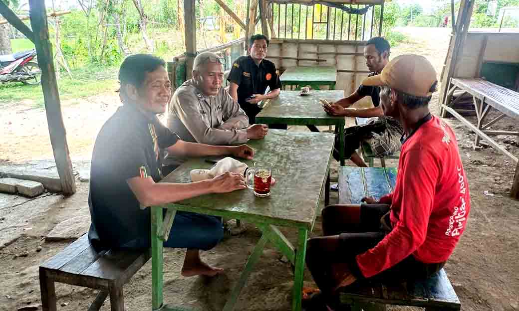 Anggota Polsek Laren Temui Warga Di Warung Kopi Sampaikan Pesan Kamtibmas