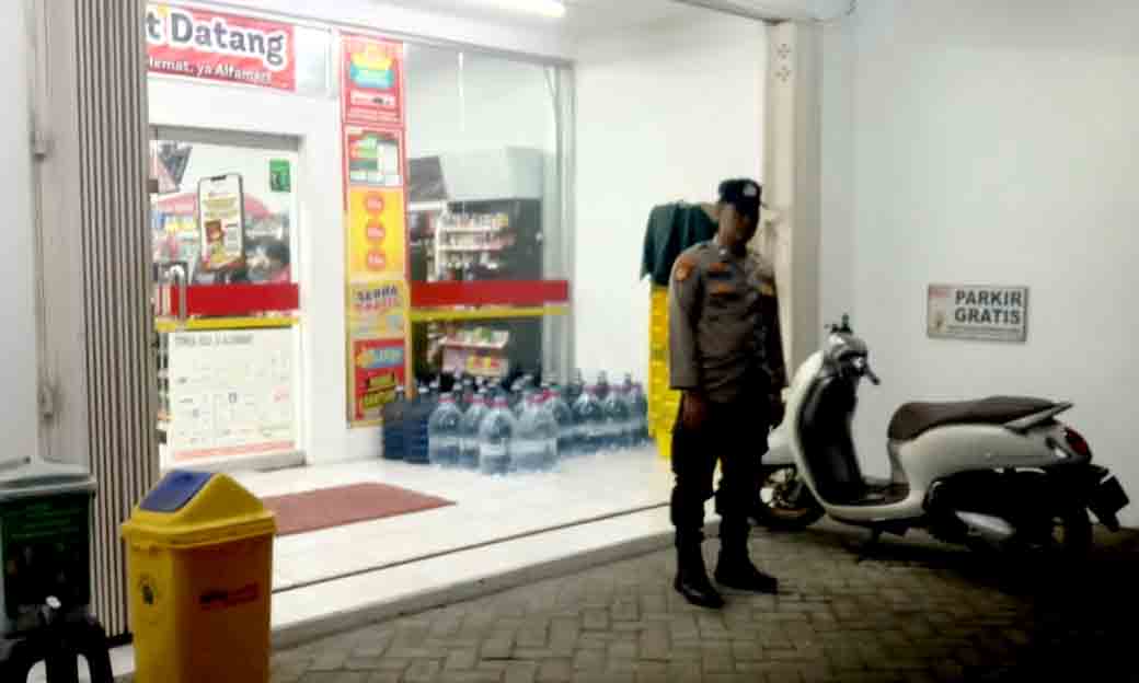 Berikan Rasa Aman Polsek Sekaran Lakukan Patroli Objek Vital Di Indomart