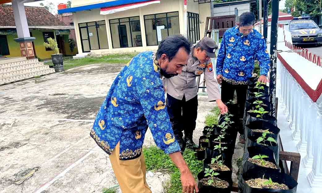 Bhabinkamtibmas Polsek Babat Monitor Lahan Ketahanan Pangan
