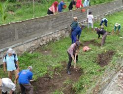 Bhabinkamtibmas Desa Turus Ikuti Aksi Royong Bersihkan Aliran Sungai