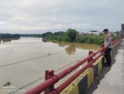 Antisipasi Banjir Polsek Babat Intensif Patroli Pantau Ketinggian Air Sungai Bengawan Solo