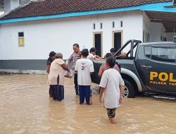 Gerak Cepat Polisi Bersama TNI dan BPBD Evakuasi Warga Terdampak Banjir di Jember