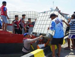 Polres Probolinggo Kota Distribusikan Bantuan 10 Ribu Liter Air Bersih untuk Warga Gili Ketapang