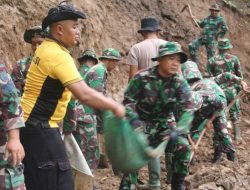 Polres Madiun Bersama TNI Gelar Kerja Bakti Perbaiki Jalan Rusak Akibat Tanah Longsor