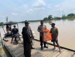 Perhatikan Keselamatan Masyarakat Kapolsek Himbau Warga di Penyeberangan Sungai Bengawan Solo