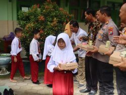 Dukung Generasi Cerdas, Polres Pacitan Bagikan Makanan Bergizi Gratis untuk Pelajar Sekolah Dasar