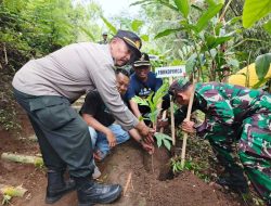 Sinergitas Polres Lumajang Bersama TNI dan Forkopimda Lakukan Penghijauan di Sumber Klerek Gucialit