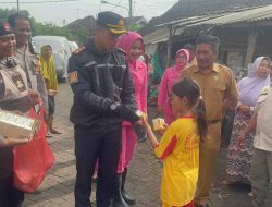 Mobil Si Sumeh Polres Pasuruan Kota Salurkan Bantuan Untuk Korban Banjir di Rejoso