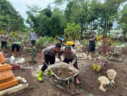 Gotong Royong Polisi Bersama Warga Perbaiki Makam yang Rusak Akibat Banjir di Blitar