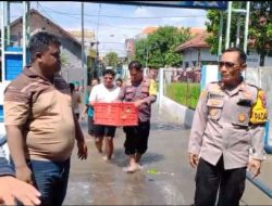 Peduli Bencana, Polisi Salurkan Bantuan Kepada Warga Terdampak Banjir di Jombang