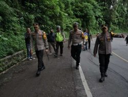 Mitigasi Jalur Rawan Jelang Nataru, Polres Jember Sisir Jalan di Gunung Gumitir
