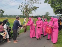 Kapolsek Gurah Iptu Erko Yuwono bersama Bhayangkari Ranting Gurah melaksanakan kegiatan bagi-bagi nasi kotak ke petani, pada Jumat, 13 Desember 2024