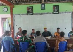 Kapolsek Laren Memimpin Mediasi Penyelesaian Sengketa Tanaman Padi