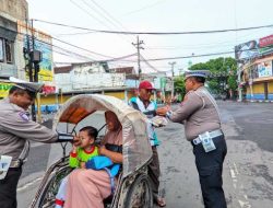 Jelang Nataru Polres Lumajang Beri Edukasi Masyarakat Tertib Lalu Lintas Sambil Berbagi Nasbung