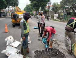 Jelang Nataru, Polres Pasuruan Mitigasi Jalur Surabaya-Malang, Tambal Jalan Berlubang