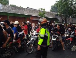 Di Bawah Guyuran Hujan Lebat, Kabag Ops Polres Kediri Kota Lakukan Pengamanan dan pengawalan Perjalanan Pulang Massa Pesilat