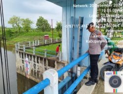 Antisipasi Banjir Polsek Laren Patroli Debit Air Sungai Bengawan Solo