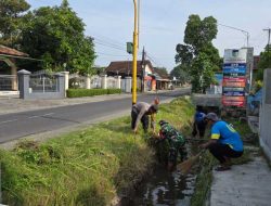 Cegah Banjir, Bhabinkamtibmas Polsek Ngasem Ikuti Kerja Bakti Bersama Warga