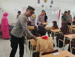 Sukseskan Asta Cita, Polres Probolinggo Berbagi Makanan Bergizi Untuk Pelajar Sekolah Dasar