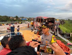 Gerak Cepat Polisi Evakuasi Korban Kecelakaan Bus di Tol Pandaan – Malang