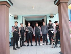 Polres Kediri melaksanakan sterilisasi di sejumlah Gereja menjelang malam perayaan dan ibadah natal, pada Selasa, (24/12/2024). Pengecekan sterilisasi di Gereja ini bertujuan untuk mengantisipasi terjadinya hal yang tidak diinginkan