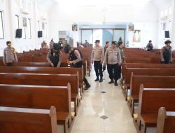 Tim Jibom Gegana Polda Jatim Lakukan Sterilisasi di Sejumlah Gereja Jelang Ibadah Natal