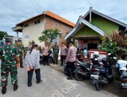Demi menjaga stabilitas keamanan di hari natal, Kapolsek Pagu Iptu Agus Winarto bersama Forum Komunikasi Pimpinan Kecamatan (Forkompica), melaksanakan patroli di tempat Gereja, pada Rabu, (25/12/2024)