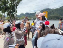 Operasi Lilin Semeru, Polres Magetan Gelar Patroli dan Berbagi Coklat di Lokasi Wisata Sarangan