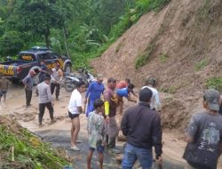 Kolaborasi Polisi Bersama Tiga Pilar dan Warga Tangani Banjir dan Longsor di Jember