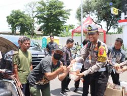 Jum’at Berkah, Polisi Kota Kediri Bagikan Sembako ke Abang Becak di Pos Pelayanan Nataru