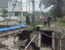 Kapolsek Ngasem Tinjau Lokasi Ambrolnya Plengsengan Sungai Kalasan di Desa Paron