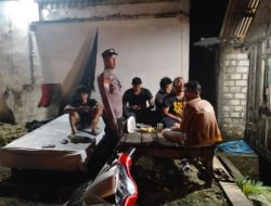 Anggota Polsek Sekaran Patroli Dialogis Santai Malam Hari di Warung Kopi