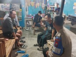 Anggota Polsek Laren Laksanakan Patroli Dialogis di Warung Kopi Bersama Masyarakat Pada Malam Hari