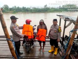 Kanit Binmas Polsek Kalitengah Serahkan Bantuan Pelampung di Tambangan Desa Sugihwaras